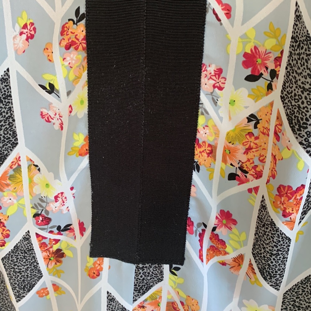CAbi dogwood floral print top with black grosgrain ribbon detail. - Picture 2 of 4